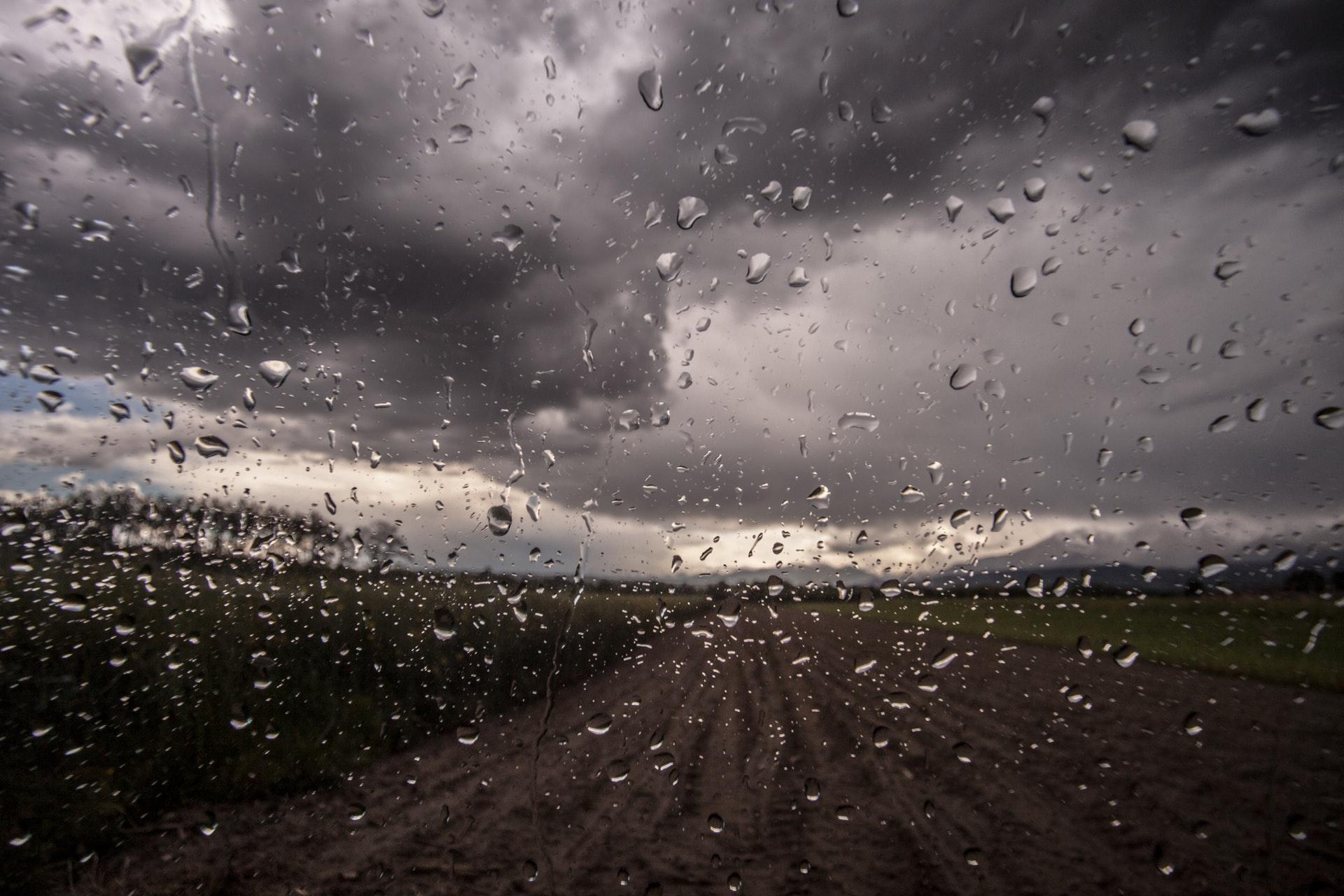 vidro de carro embaçado após chuva, previsão do tempo