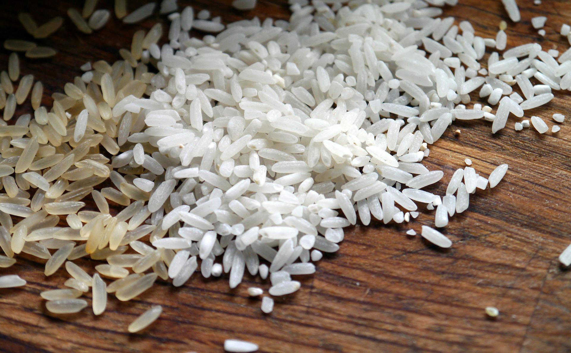 arroz sobre a mesa