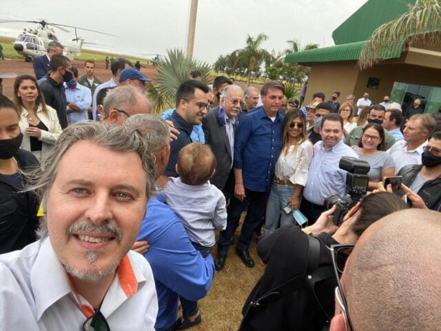 Brasil - Bolsonaro visita fazenda onde seu nome foi escrito na soja em 2018 e anda de colheitadeira • Portal Guaíra
