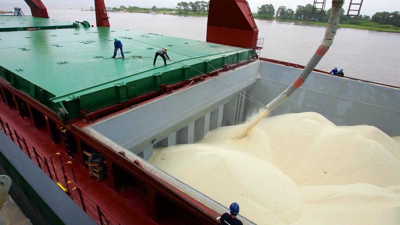 navio sendo abastecido com arroz para exportação